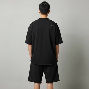 Camiseta de algodón negra para hombre con cuello redondo, estampado de letras naranjas y detalles de agujeros, corte holgado, ideal para verano. - Product Image 3