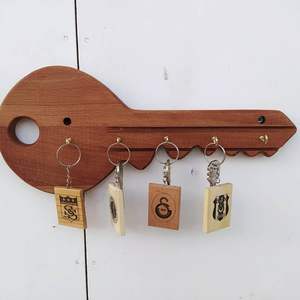 Porte-clés en bois écologique, durable, artisanal, décoration utilitaire pour la poste et les organisateurs muraux - Product Image 1