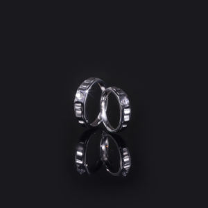 Bague de mariage cocktail hip-hop en or 14K plaqué or avec diamant de laboratoire géométrique et sertissage à griffes de pierre ronde - Product Image 2