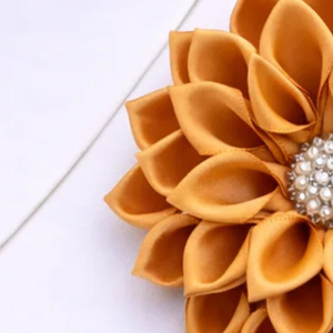 Broche de Flor Dorado, Elegante Pin Floral de Tela, Accesorio para Mujer, Decoración de Moda de Lujo con Diseño de Centro de Cristal - Product Image 3