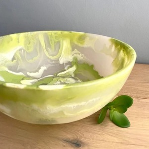 Tazón de Resina Verde con Diseño en Espiral, Hecho a Mano y Personalizado, con Recubrimiento de Esmalte de Color Novedoso y Acabado Brillante, Vajilla Decorativa de UO - Product Image 5