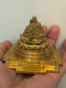 Statuette en laiton plaqué or Shri Yantra 3D Meru pour Pooja, statue spirituelle Yantra hindoue pour la méditation, la salle de prière, le temple, la maison - Product Image 4