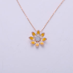 Collier pendentif en émail avec motif floral mignon et pierre centrale cultivée en laboratoire en or jaune/rose/blanc 14 carats - Product Image 1