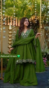 Ensemble Kurti traditionnel pour femmes avec des broderies miroir et un dupatta élégant - Product Image 2