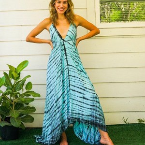 ชุดเดรสผ้าเรยอนคอวีสีเขียวเทาสไตล์โบฮีเมียนสำหรับผู้หญิง แขนกุด ทรงหลวมพลิ้วไหว เหมาะสำหรับวันพักผ่อนริมชายหาด - Product Image 3