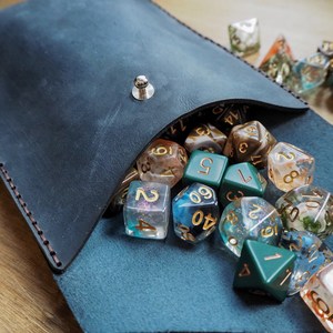 Sac à dés et plateau en cuir PU de luxe fait main personnalisé avec cordon de serrage, pochette de rangement portable pour dés de D&D, écologique - Product Image 4