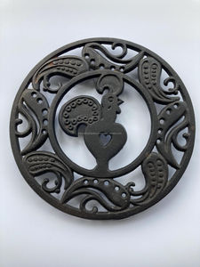 Dessous de plat en métal décoratif moderne pour table à manger améliorant la décoration intérieure tout en protégeant la surface de la table de la chaleur - Product Image 2