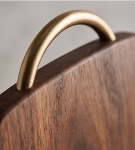 Tabla de cortar de madera de mango de lujo con asa de arco de latón, tabla de cortar de madera hecha a mano para cocina y servicio de charcutería - Product Image 2