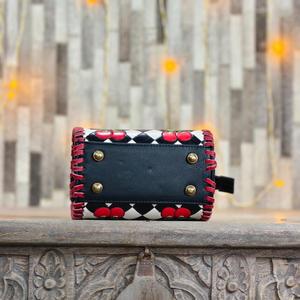 Bolso de Mano de Cuero Genuino de Lujo Venus Leathers, Diseño a Cuadros Blanco y Negro con Patrón de Cerezas, Asa Superior, Cierre de Cremallera, Grande, para Viaje - Product Image 4