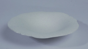 Assiette en céramique blanche abstraite festonnée 20 cm, finition craquelée, design Wabi-Sabi, non toxique, compatible lave-vaisselle, écologique, vente en gros - Product Image 4