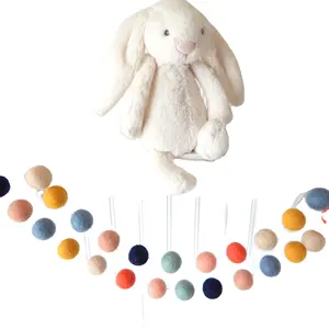 พวงมาลัยลูกบอลผ้าสักหลาดคุณภาพสูง ตกแต่งห้องเด็กสไตล์ชิคๆ - Product Image 1