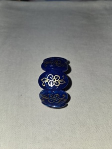 Prensapapeles de Resina Hecho a Mano con Diseño Floral Azul, Pieza Coleccionable de Arte Pintada a Mano, Forma Redonda, por Arif Handicrafts. - Product Image 1