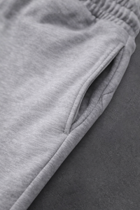Shorts en coton gris pour hommes, taille élastique, imprimé lettres en relief, décontracté, mi-longueur, respirant, style tricoté, logo frontal - Product Image 5