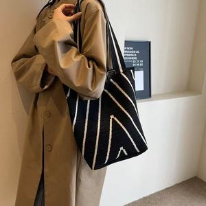 Nouveau sac à bandoulière en sergé tricoté au crochet à imprimés animaliers pour femme avec fermeture éclair et fermoir, fabriqué en Chine - Product Image 1