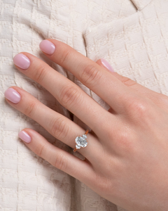 Anillo de compromiso de oro macizo de 14k con diamante cultivado en laboratorio certificado por IGI para mujer, engaste de puntas, corte ovalado y redondo, anillo de tres piedras. - Product Image 2