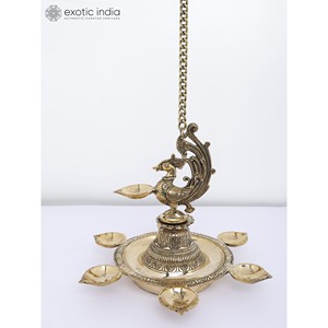 Lampe murale paon en laiton de 14 pouces avec lampes à huile à sept mèches et accessoires pour la décoration intérieure et le temple fabriqués en Inde - Product Image 1