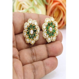 Boucles d'oreilles clous tendance en laiton plaqué or de haute qualité avec moissanite, collection mode pour femme, idéales pour mariage et soirée - Product Image 1