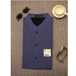 T-shirt en coton bleu élégant pour homme, col mandarin, design uni, parfait pour les soirées, les sorties nocturnes et un look smart casual. - Product Image 3