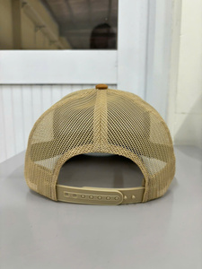 Casquette Trucker Bicolore avec Logo Personnalisé, 6 Panneaux, Profil Moyen, Dos en Maille Respirante pour Usage Sportif et Décontracté, Fabriquée au Vietnam - Product Image 3