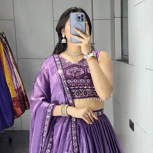 Ensemble Lehenga Choli plissé Fendy de qualité supérieure avec blouse ornée de perles, pompons et dupatta élégant pour mariée - En vente - Product Image 2