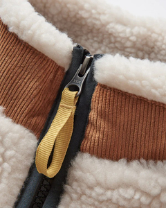 Veste streetwear personnalisée pour homme en polaire sherpa avec poche poitrine contrastante marron, col montant et fermeture éclair, doublure sherpa - Product Image 6