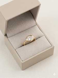 Bague de fiançailles ovale 3 carats East West sertie clos, diamant de laboratoire ovale certifié IGI E-VVS1, bague solitaire - Product Image 1
