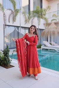 Nouvel ensemble Anarkali haut de gamme pour femmes avec dupatta à broderies riches et finition entièrement cousue pour les occasions de fête - Product Image 5