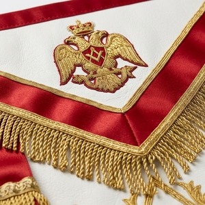 Badge de tablier maçonnique personnalisé brodé main Or Rouge avec franges carrées, pompon et épingle de sûreté en laiton, taille personnalisable, rituel symbolique - Product Image 4