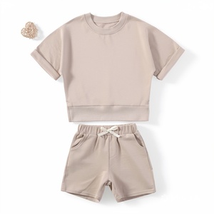 Survêtement d'été en coton pour enfants, sweat-shirt à manches courtes et col rond et short à taille élastique, ensemble décontracté - Product Image 2