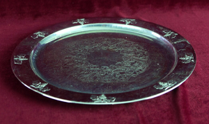 Assiettes de présentation en métal émaillé personnalisées de haute qualité avec logo doré, motif floral gravé, pour décoration de mariage - Product Image 4