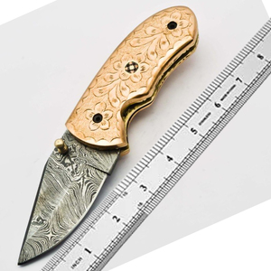 Cuchillo Plegable de Acero de Damasco con Mango de Latón Grabado, Funda para Transporte Vertical, Cuchillo de Bolsillo EDC para Caza y Camping, Punta de Gota, Compatible con OEM - Product Image 6
