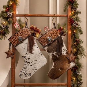 Chaussette de Noël en cuir véritable de vachette de qualité supérieure, avec franges et décorations concho, idéale pour les souvenirs de Noël. - Product Image 2