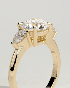 Anillo de compromiso de oro macizo de 14k con diamante solitario de corte redondo cultivado en laboratorio y engaste de púas, con tres diamantes y dos piedras laterales de corte pera. - Product Image 2