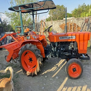 Tracteur agricole Kubota L2201 4x4, machine agricole robuste conçue pour les travaux lourds, adapté au labour et à la récolte. - Product Image 4