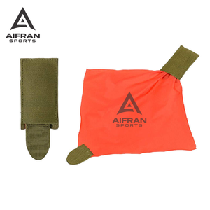 Drapeau de signalisation rouge haute visibilité en nylon durable avec clip pour jeux de paintball - Product Image 1