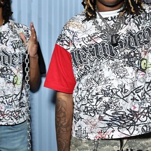 Camiseta Huili de Verano para Hombre, Estilo Urbano, con Estampado de Grafiti Personalizado, Bloques de Color y Pedrería, Talla Grande - Product Image 3