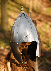 Casco de Caballero Medieval de Alta Calidad, Construcción Metálica con Apariencia de Inspiración Histórica para Exhibiciones, Disfraces y Eventos - Product Image 3
