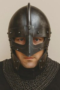 Casque normand en acier moulé avec aventail en maille, armure portative pour adulte, accessoire de costume, décoration et présentation - Product Image 2