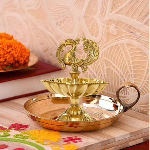 Lampe à huile en laiton sur pied, ornée d'un fini en forme de paon dans une arche circulaire, disponible à prix de gros. - Product Image 6