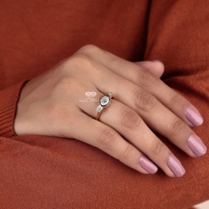 Bague de fiançailles et de mariage en or jaune 14 carats avec diamant ovale de laboratoire serti clos et trois pierres latérales en forme de poire, haute qualité EGL - Product Image 5
