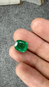 Émeraude naturelle de 3,72 carats certifiée GIA, provenant de la mine de Zambie, de forme coussin, vert vif, pierre précieuse en vrac pour bijoux de luxe sur mesure - Product Image 2