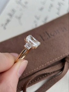 Bague de fiançailles pour femme en or 18 carats avec trois diamants de laboratoire taille radiant de 4 carats, pierres latérales trapézoïdales, certifiée IGI, clarté VVS2 - Product Image 6