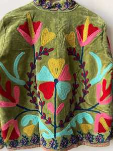 Chaqueta Corta de Terciopelo para Mujer, Estilo Boho y de Lujo, Bordada a Mano con Diseño Suzani, Regalo Perfecto, Abrigo Festivo de Invierno - Product Image 6