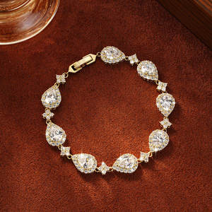 กำไลข้อมือเพชรเทียมเคลือบทองคำขาว AMBER JEWELS ดีไซน์โคลเวอร์สุดหรู เหมาะสำหรับงานหมั้นและงานแต่งงาน เครื่องประดับชั้นดีสำหรับทุกเพศ - Product Image 2