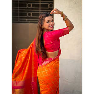 Sari en soie douce à carreaux orange traditionnel Elite Weaves avec contraste tissé Zari 650g pour robes de bal - Product Image 3