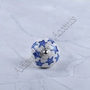 Boutons classiques en céramique noire et blanche pour commodes armoires et poignées de meubles par Axiom Home Accents - Product Image 4