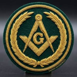 Insignia de Bordado con Hilo Metálico para Regalia Masónica, Hecha a Mano, Premium, Personalizada, con Compás Cuadrado Dorado y Corona de Laurel, en Fieltro Verde - Product Image 1