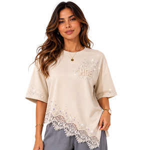 Blusa beige extragrande con dobladillo de encaje ornamentado, camisa de mujer con hombros caídos, manga corta, top casual personalizado con pedrería brillante - Product Image 1