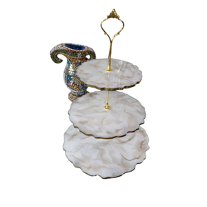 Support à gâteau de luxe à 3 niveaux en résine époxy, fait main, en agate blanche, avec poignée dorée, pour la présentation de desserts lors de mariages, fêtes ou goûters. - Product Image 1