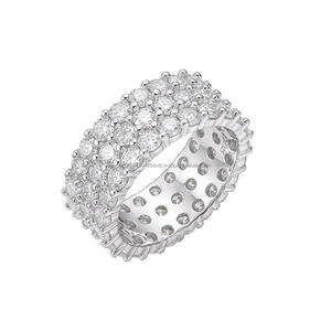 Anillo de lujo de plata 925 con diamantes cultivados en laboratorio y engaste de piedras redondas en varias filas para compradores mayoristas de joyería. - Product Image 1